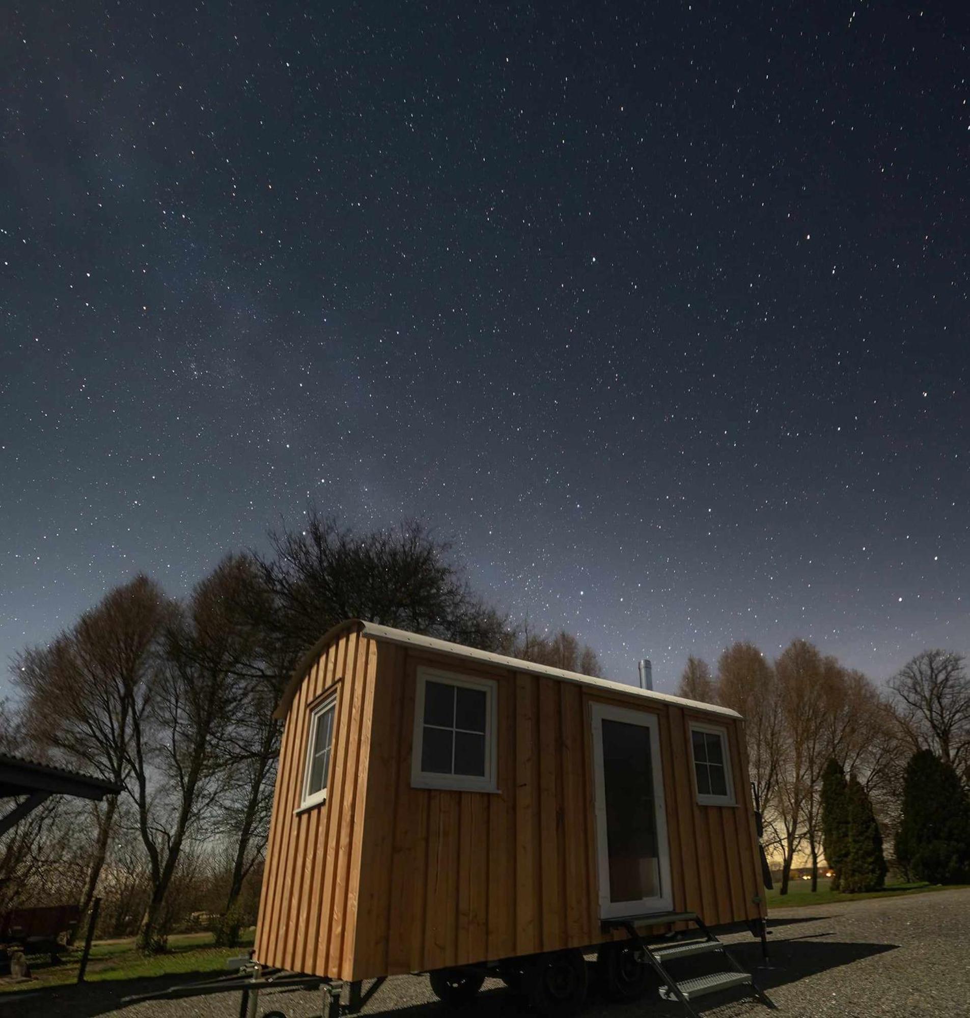 B&B Bauernhofferien Auf Mon, Schaeferwagen " Dark Sky" Askeby Esterno foto